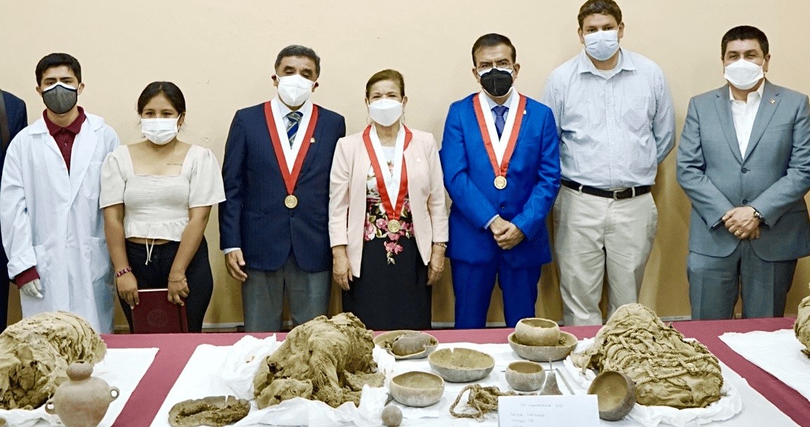 Equipe com as múmias de Cajamarquilla, no Peru  (Foto: Universidade Nacional Maior de São Marcos)