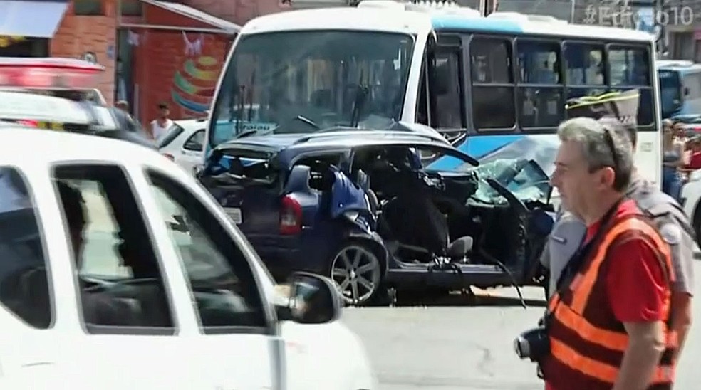 Colisão de carro com micro-ônibus deixou 6 mortos no Grajaú neste domingo (Foto: Reprodução/Globo News)