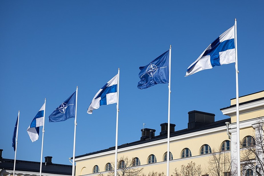 Bandeiras da Finlândia e da OTAN em frente ao Ministério das Relações Exteriores da Finlândia após a adesão da aliança militar,