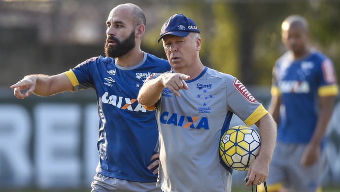 Números ainda não são bons, mas defesa do Cruzeiro mostra evolução
