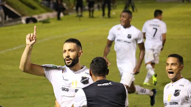 Rodrigo Rodrigues comemora gol pelo ABC