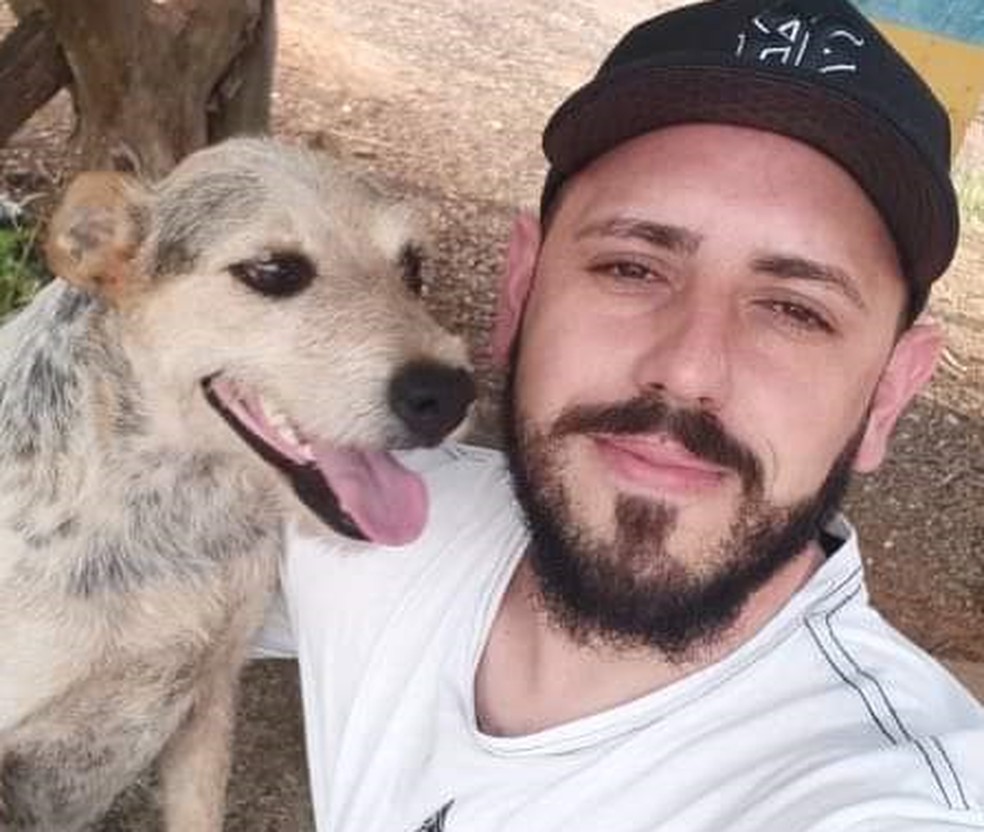 Lucas mantém trabalho voluntário para ajudar animais de rua em Paranapanema — Foto: Lucas Henrique Barbosa/Arquivo pessoal