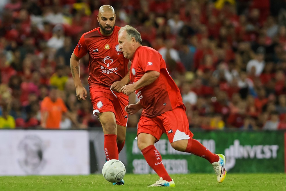 Adriano e Zico durante o Jogo das Estrelas — Foto: Alexandre Loureiro/BP Filmes