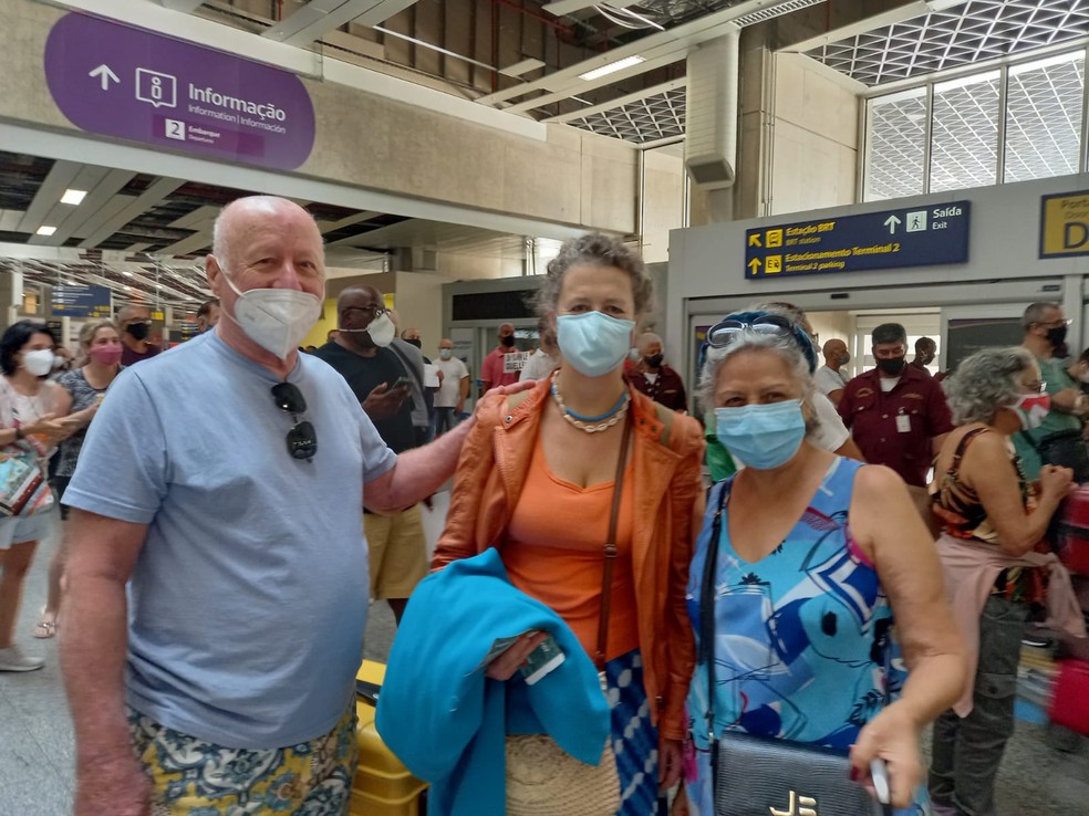 Alex com a prima Karoline e Ítala no desembarque do Aeroporto do Galeão — Foto: Alba Valéria Mendonça/ g1