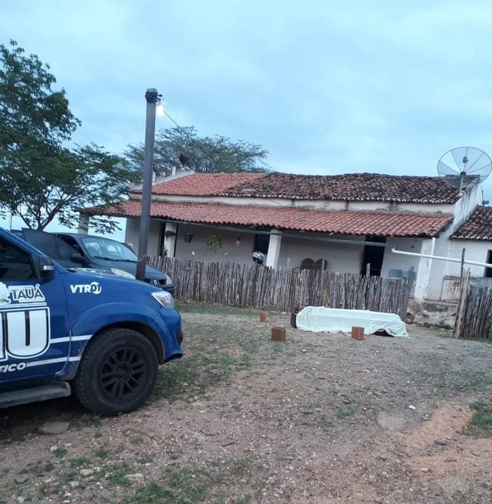 Caixão pronto para velório foi deixado por transportadora por engano em frente à casa em Tauá no Ceará — Foto: Divulgação