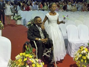 José Pereira da Silva, de 63 anos, chegou de cadeira de rodas e foi recebido pela esposa Maria Beatriz (Foto: Rafael Melo/G1)