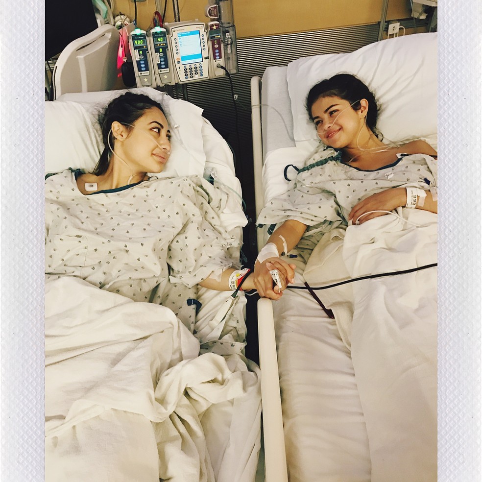 Selena Gomez com Francia Raisa no hospital — Foto: Reprodução/Instagram