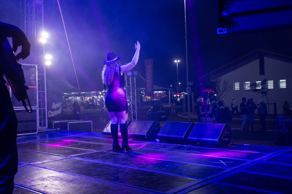 Nayara Amaral se apresentou pela primeira vez em Barretos e sonha com o dia que vai pisar no palco principal da Festa do Peão — Foto: Ricardo Nasi/g1