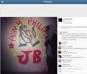 Justin Bieber posa ao lado de grafite em homenagem às vítimas de tufão nas Filipinas (Foto: Reprodução/Instagram do cantor)