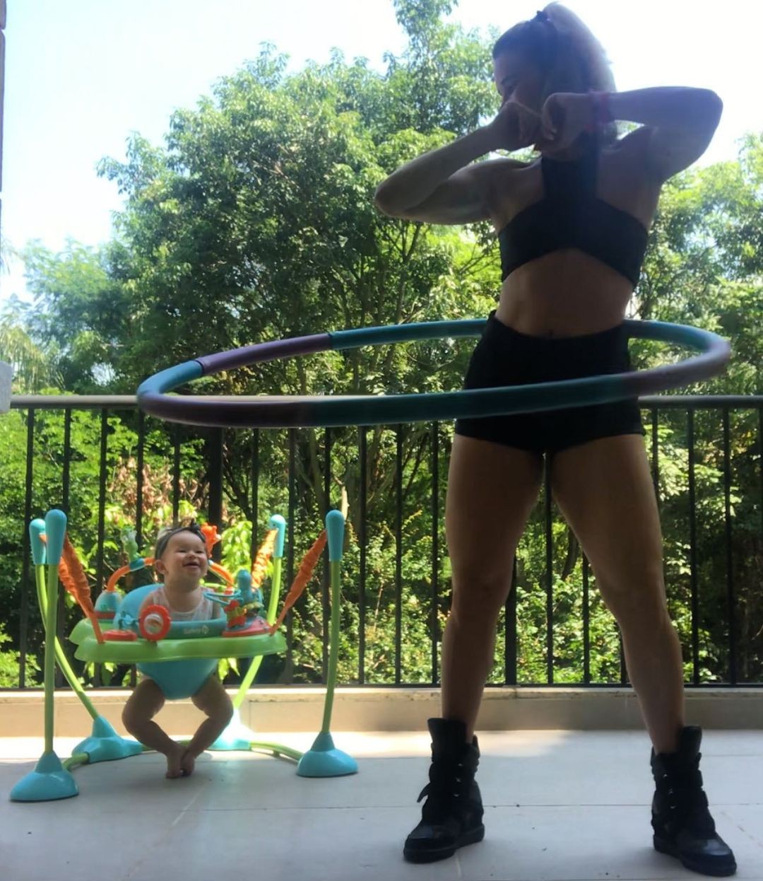 Dany Bananinha mostra treino em casa ao lado da pequena (Foto: Instagram)