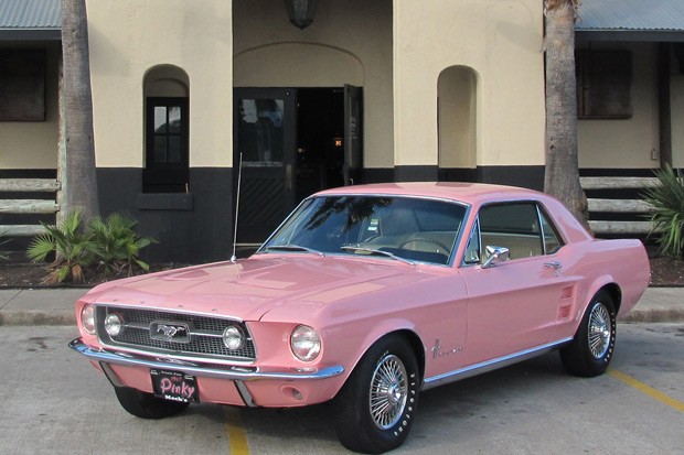 Ford Mustang 1967 rosa (Foto: divulgação)
