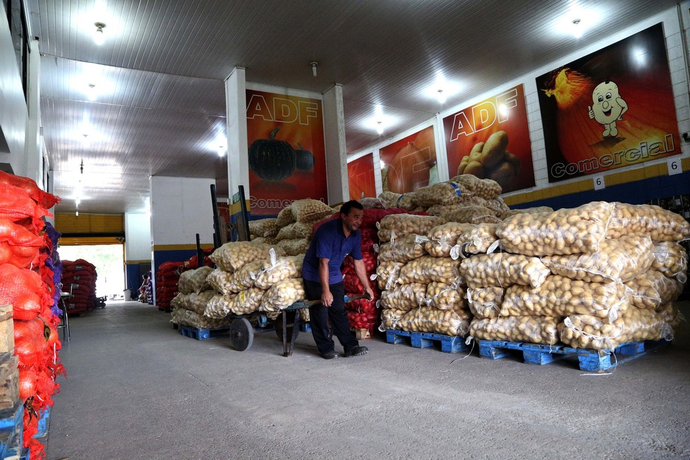 Movimentação de descarga de batatas na Ceasa-DF (Foto: Tony Winston/Agência Brasília)