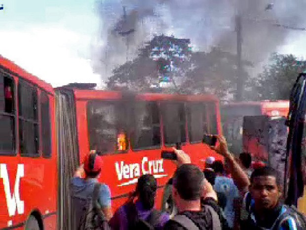 Ônibus foi queimado por passageiros no Terminal do Barro, na Zona Oeste do Recife, durante greve dos motoristas (Foto: José Joaquim/Acervo pessoal)