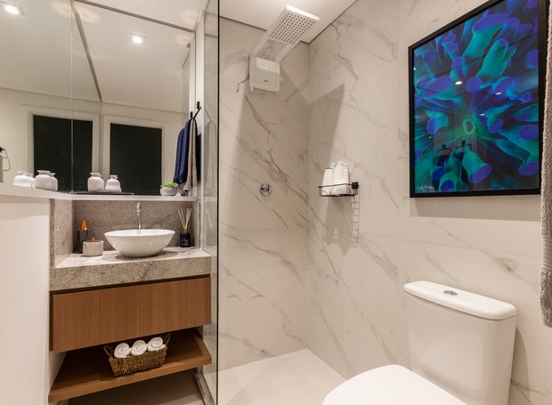 BANHEIRO | A bancada do banheiro também é de granito Branco Itaúnas. O revestimento das paredes é o porcelanato Mont Blanc 90x90, da marca Eliane (Foto: Eder Bruscagin/Divulgação)