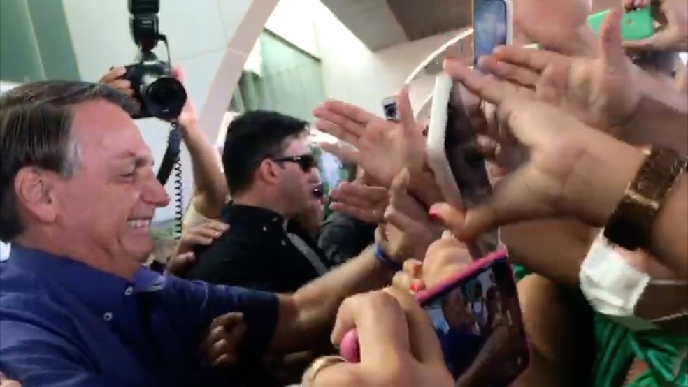 Bolsonaro cumprimenta apoiadores no aeroporto de Palmas — Foto: Cíntia Portilho/TV Anhanguera