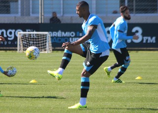 Sem Edílson, Roger tem volta de dupla olímpica e fecha treino do Grêmio