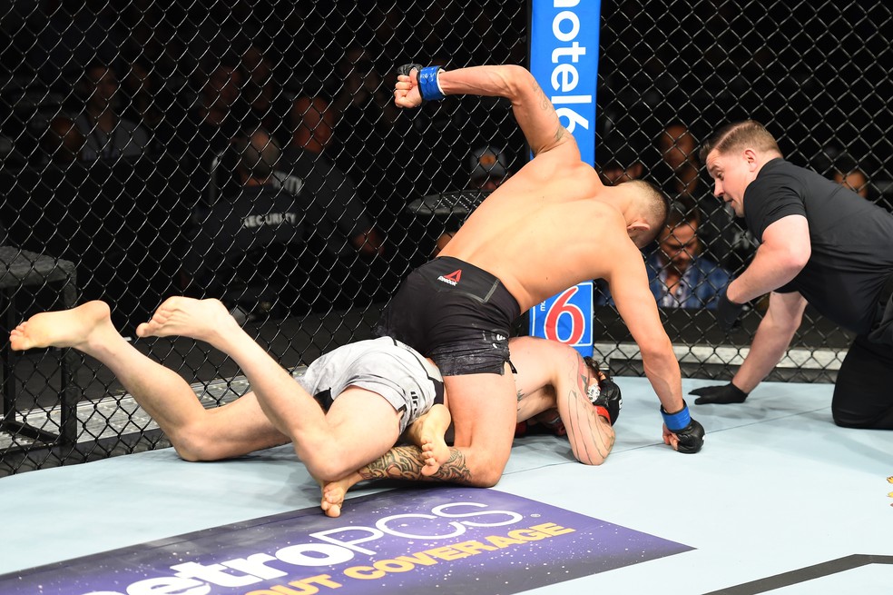 Dan Ige venceu Mike Santiago por nocaute técnico aos 50s do R1 (Foto: Getty Images)