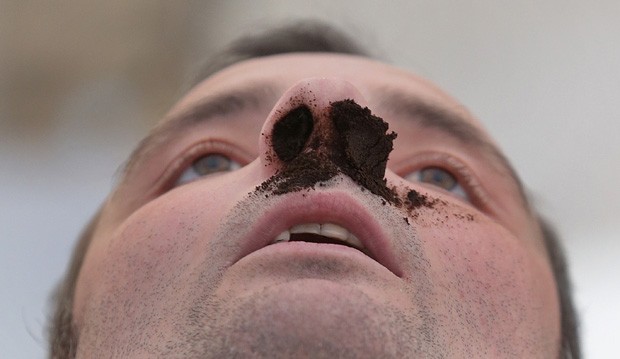 Competidor exibe nariz 'entupido' de rapé durante competição na Alemanha (Foto: Matthias Schrader/AP)