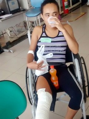 Dor no lado esquerdo das costas viajando para baixo da perna abaixo do joelho