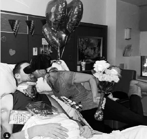 Shawn Bradley com a esposa quando ainda estava internado após seu acidente (Foto: Instagram)