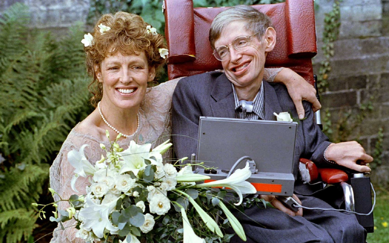 Stephen Hawking, físico britânico, morre aos 76 anos Mulher