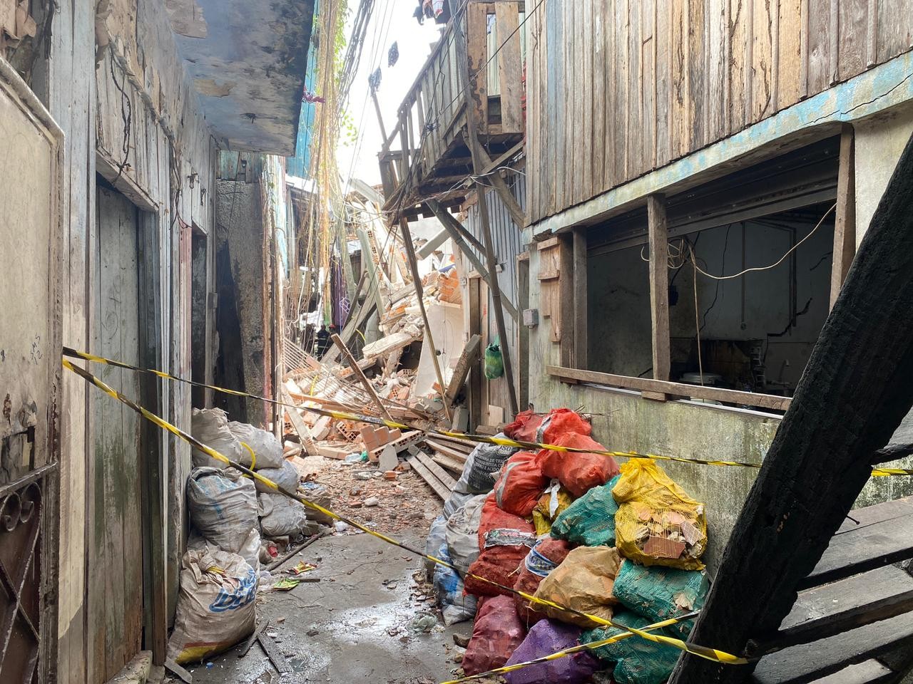 Casa desaba em Belém e deixa feridos 