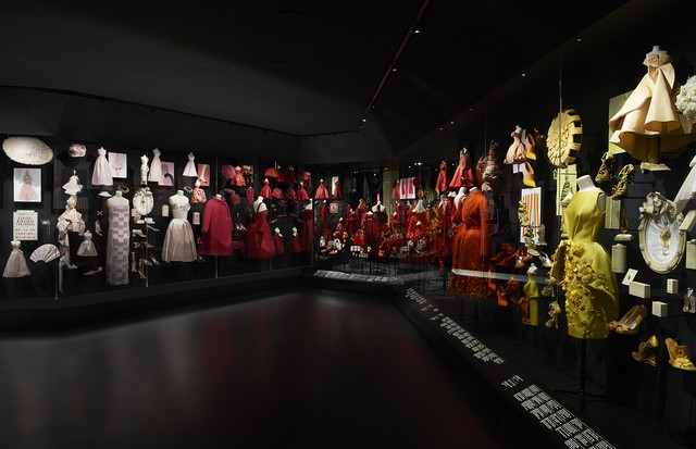 Several windows hold a series of objects in a selection of colours, Christian Dior: Designer of Dreams, Musée des Arts Décoratifs, Paris (Foto: ADRIEN DIRAND)