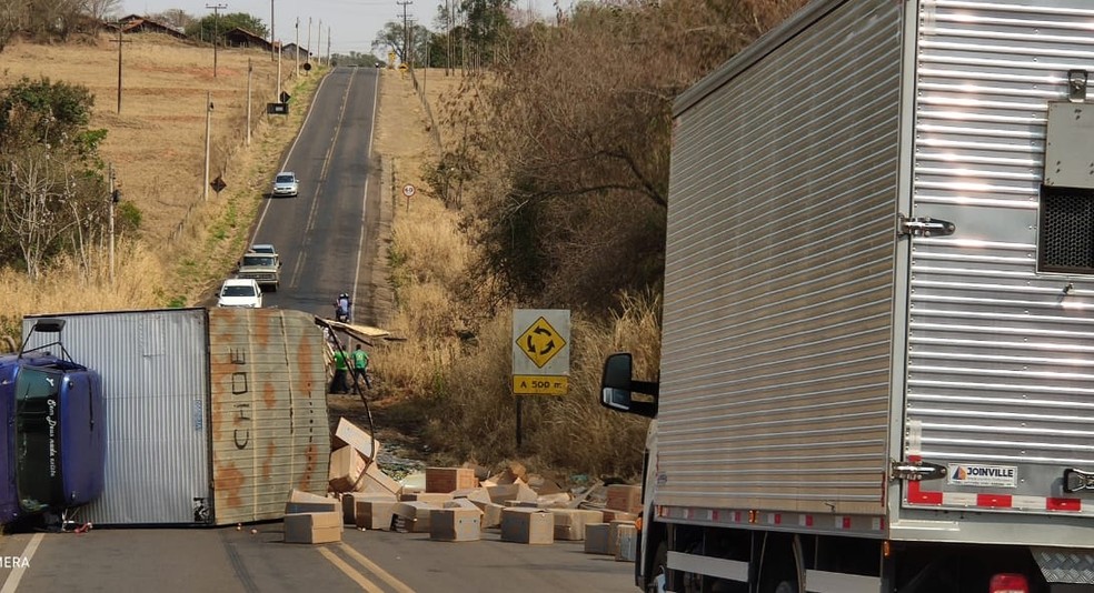 Carga de esterco e ovos ficou espalhada na pista após caminhões baterem e tombarem na vicinal que liga Tupã a Bastos (SP) — Foto: Tupaense Notícias/ Divulgação
