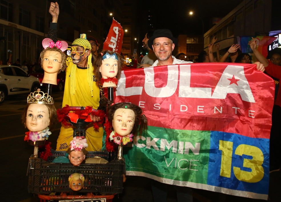 Eleitores celebram eleição de Lula em Curitiba — Foto: Giulinao Gomes/ PR Press