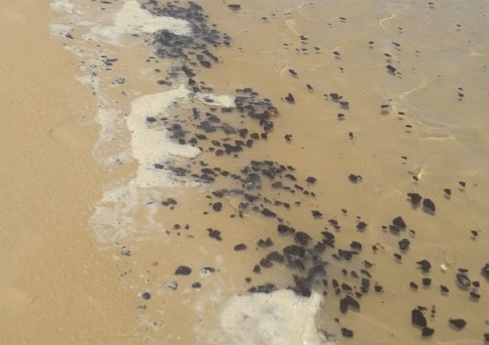 Manchas de óleo voltam a aparecer em praias do RN — Foto: Reprodução