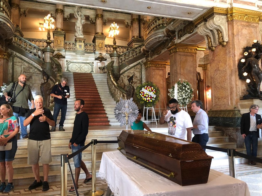 Corpo de Bibi Ferreira é velado no Theatro Municipal — Foto: Carlos Brito / G1