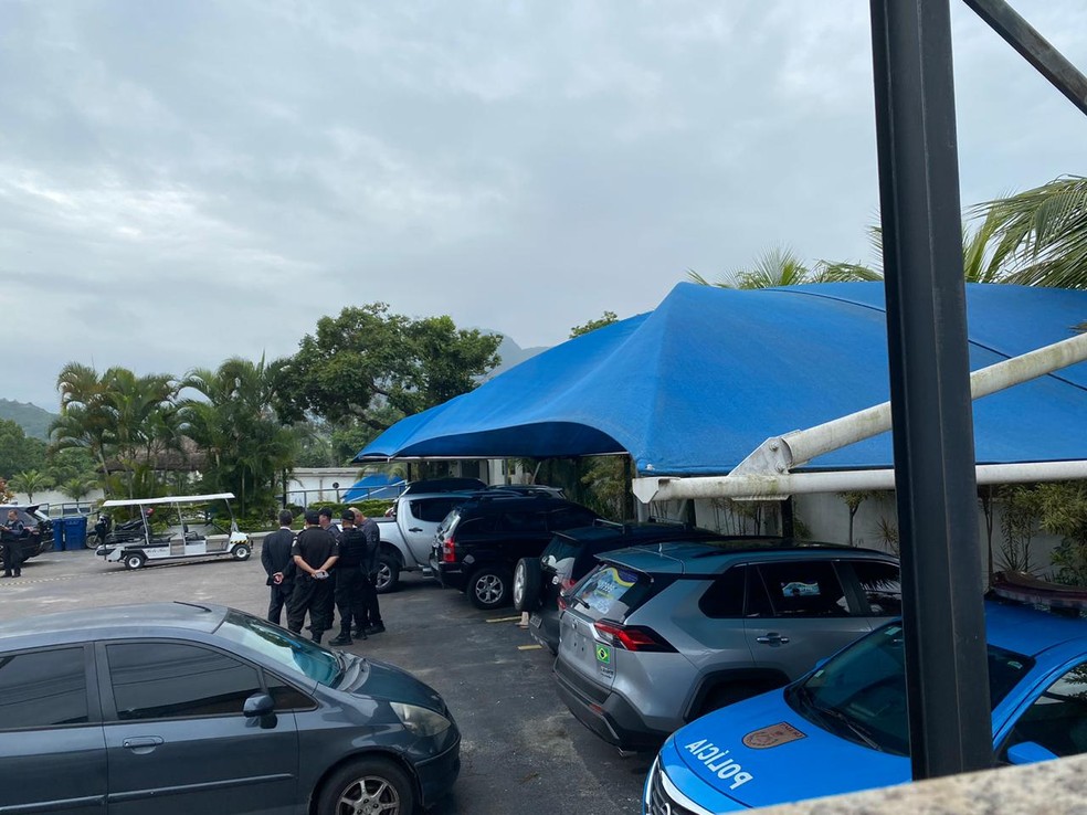 Policiais conversam em heliporto na Zona Oeste onde Fernando Inácio foi morto — Foto: Leslie Leitão/G1