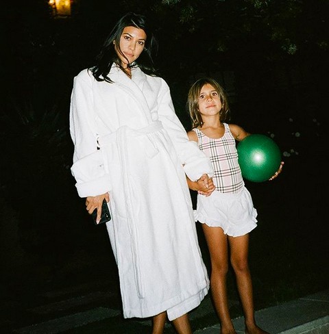 A socialite Kourtney Kardashian com a filha Penelope (Foto: Instagram)
