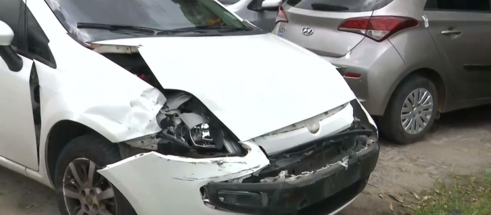 Carro é roubado e provoca colisões durante a fuga dos assaltantes em Campina Grande  — Foto: Reprodução/ TV Paraíba