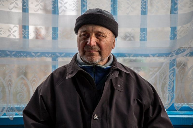 Volodymyr Holumenkov na casa de Sasha e Nikita na aldeia. 'Todo mundo aqui está passando por sua própria dor', diz ele (Foto: BBC News)