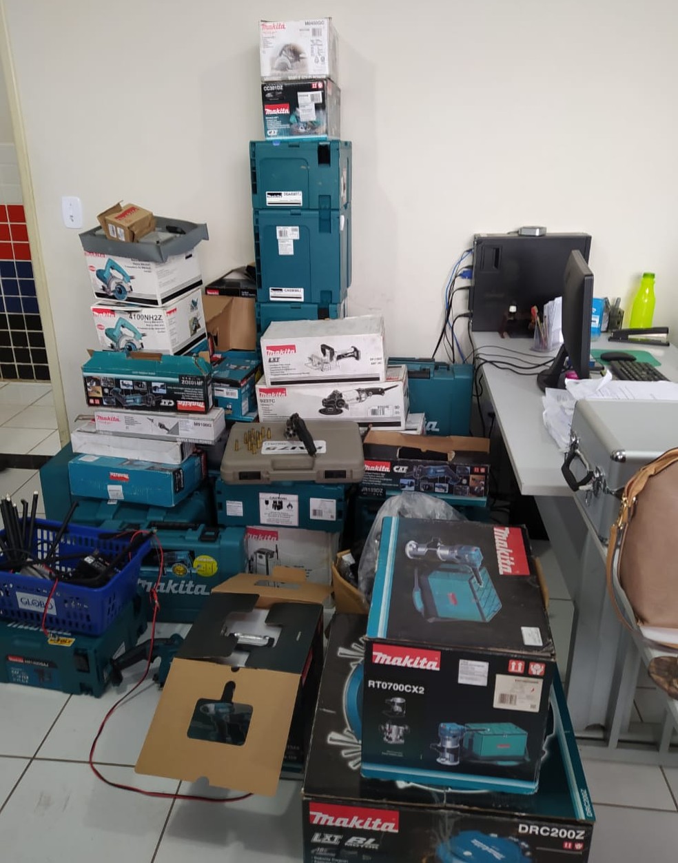 Dois homens foram presos em flagrante em posse de equipamentos furtados em São Luís (MA) — Foto: Divulgação/Polícia Civil