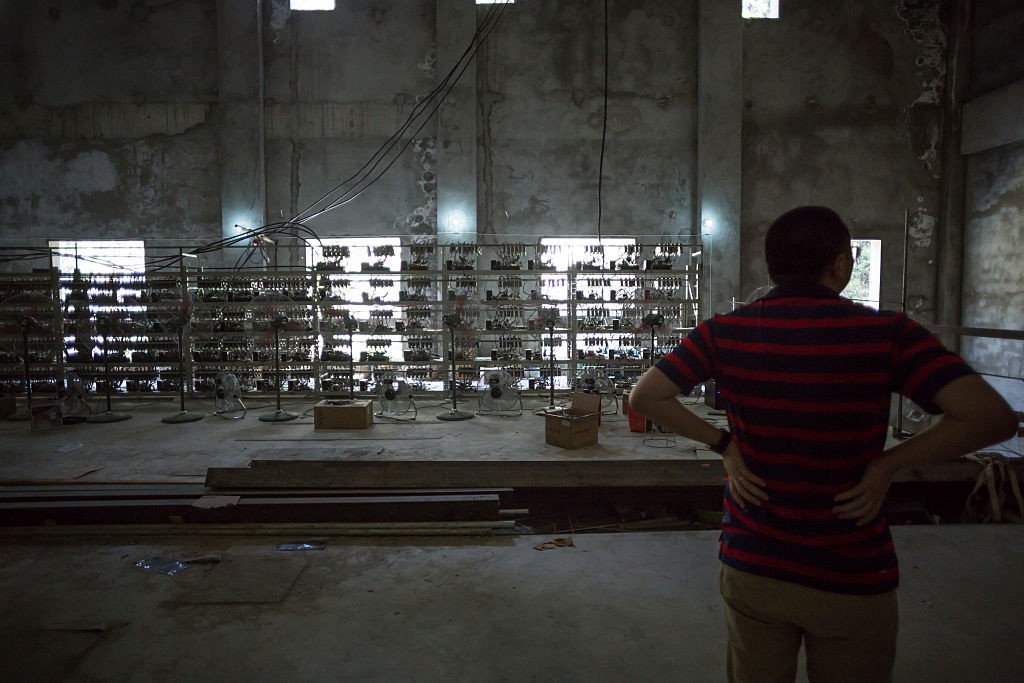 KONGYUXIANG, GARZE, SICHUAN, CHINA - AUGUST 12: Ryan Xu, chief strategy officer and co-founder of Bitcoin Group Limited, shows off mining equipment inside his company's bitcoin mine near Kongyuxiang, Sichuan, China. (Photo by Paul Ratje/For The Washington (Foto: The Washington Post/Getty Images)