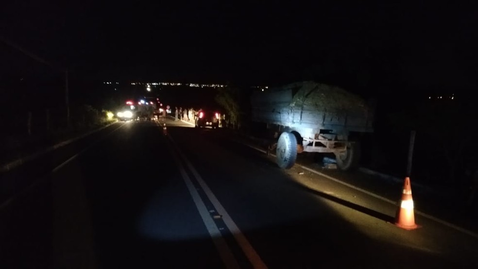 Casal bateu na traseira de um caminhão de reboque artesanal na AL-115 em Arapiraca — Foto: BPRv