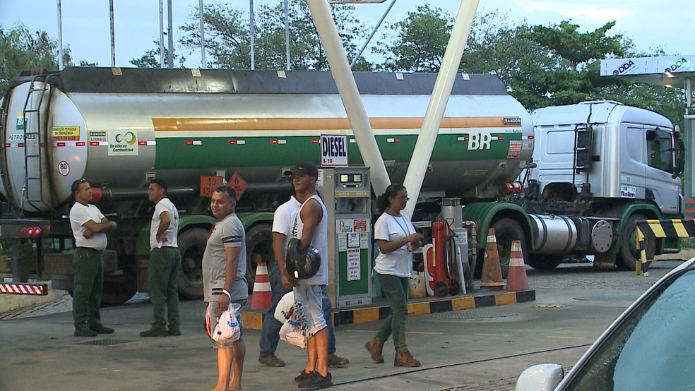 Caminhões-tanque começam a reabastecer postos em São Luís (Foto: Reprodução/TV Mirante)