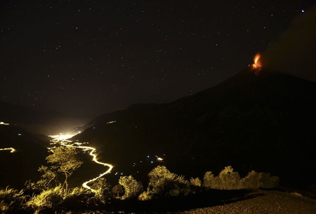 A cidade de Banos, em Tungurahua, é atingida por cinzas do vulcão (Foto: Gary Granja/Reuters)