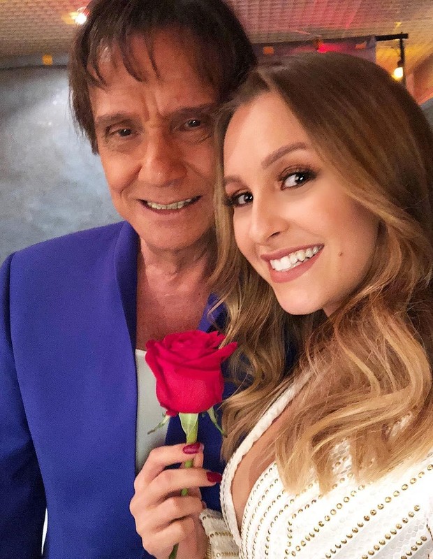 Carla Diaz ganhou um rosa de presente de aniversário de Roberto Carlos (Foto: Reprodução/ Instagram)