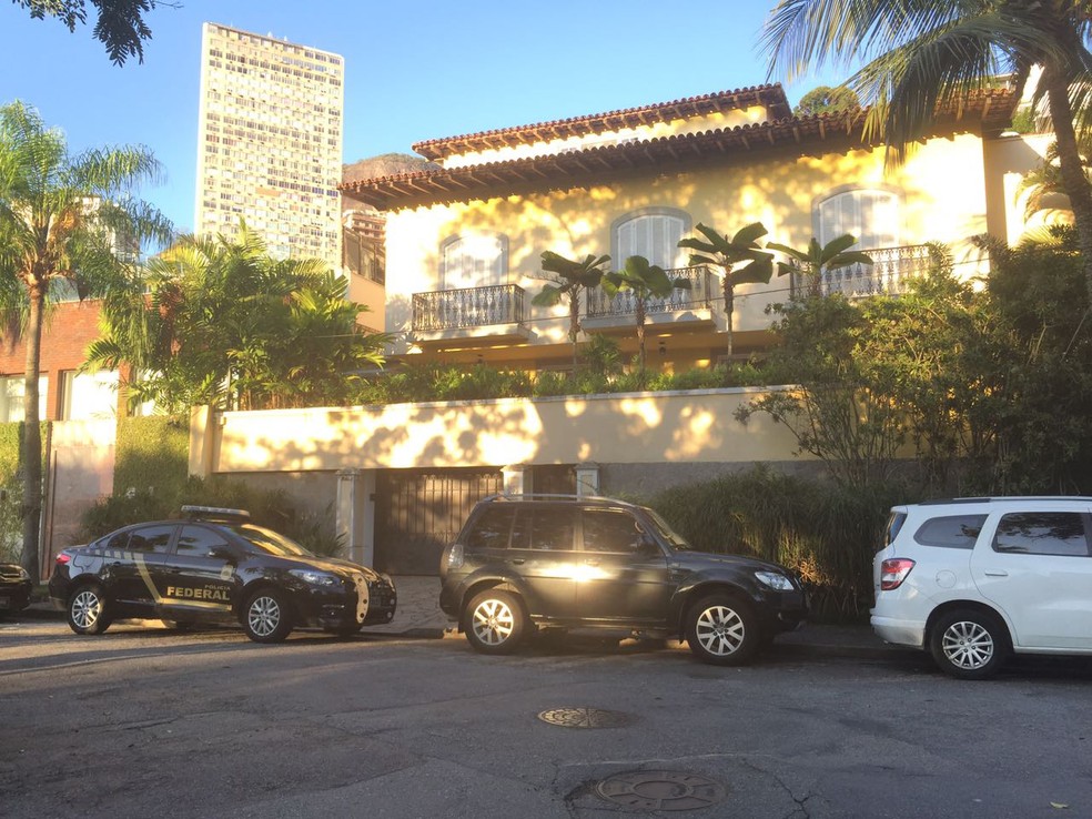 Carro da Polícia Federal na porta da casa de Carlos Arthur Nuzman. (Foto: Fernanda Rouvenat/ G1)