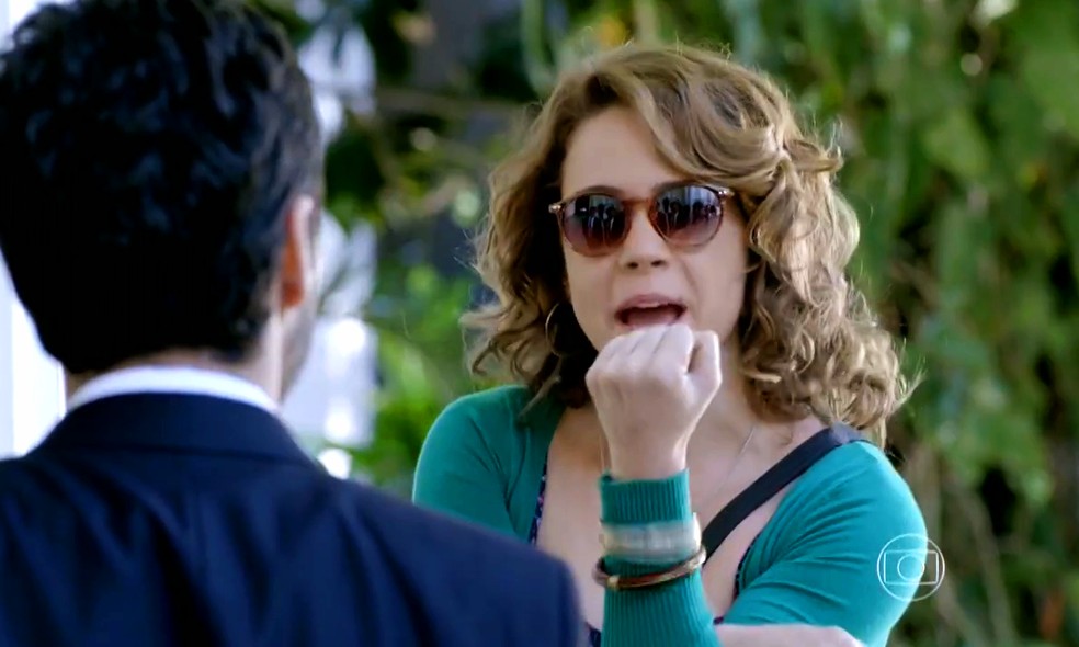 Cristina (Leandra Leal) dá uma 'banana' a José Pedro (Caio Blat) na porta da Império — Foto: Globo