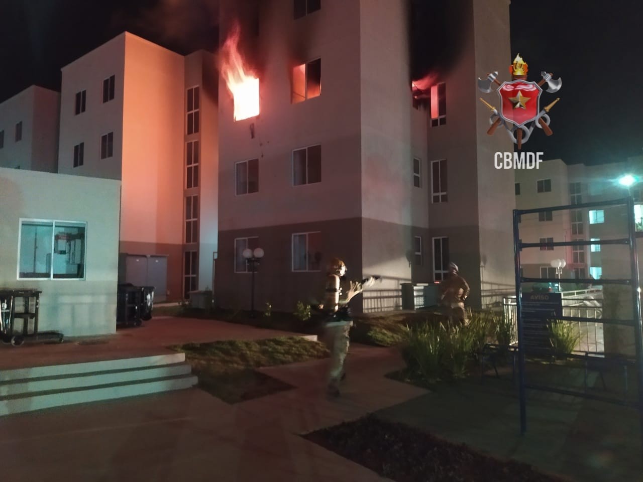 Apartamento fica destruído após incêndio em Planaltina, no DF