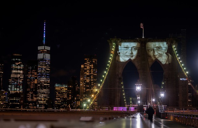 NEW YORK, NEW YORK - MARCH 14: Photos of people who died from COVID-19 are projected on the Brooklyn Bridge as part of the virtual “A COVID-19 Day of Remembrance” memorial Service on March 14, 2021 in the Brooklyn borough of New York City. The virtual mem (Foto: Getty Images)
