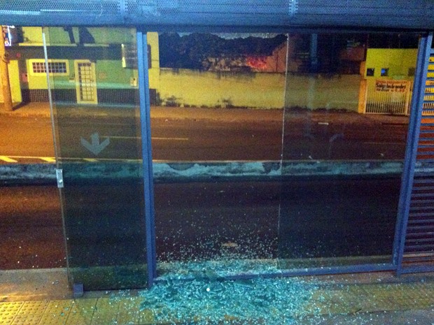 Porta da Estação 5 de ônibus também foi destruída (Foto: Gullit Pacielle/G1)