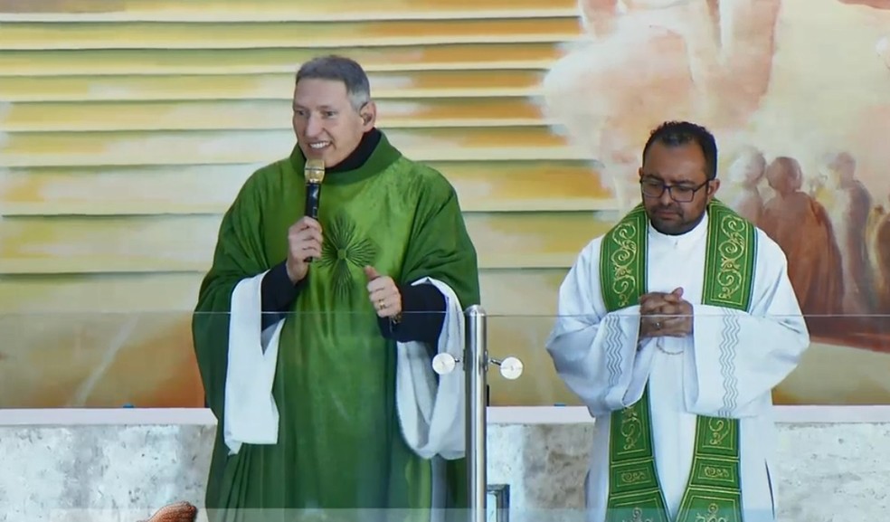 Padre Marcelo Rossi diz que passou por 'batismo de fogo' ao ser empurrado do altar em missa â€” Foto: Facebook/ReproduÃ§Ã£o