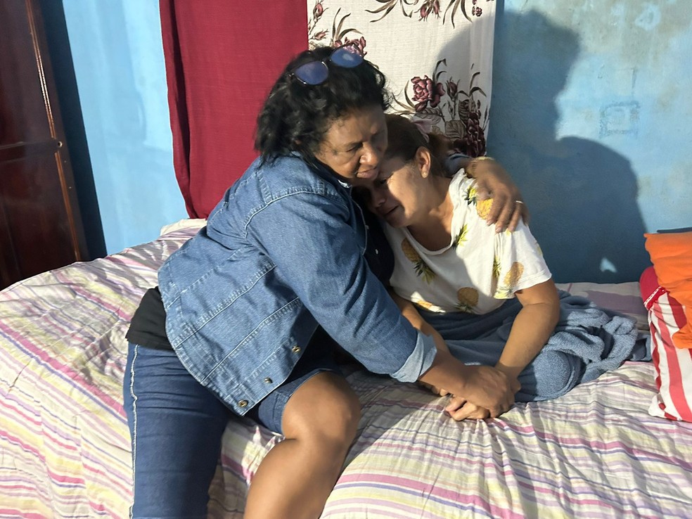 M&atilde;e de v&iacute;tima encontrada morta no Rio Grande do Sul est&aacute; sendo consolada por amigos e parentes &mdash; Foto: Madson Santos/TV Liberal