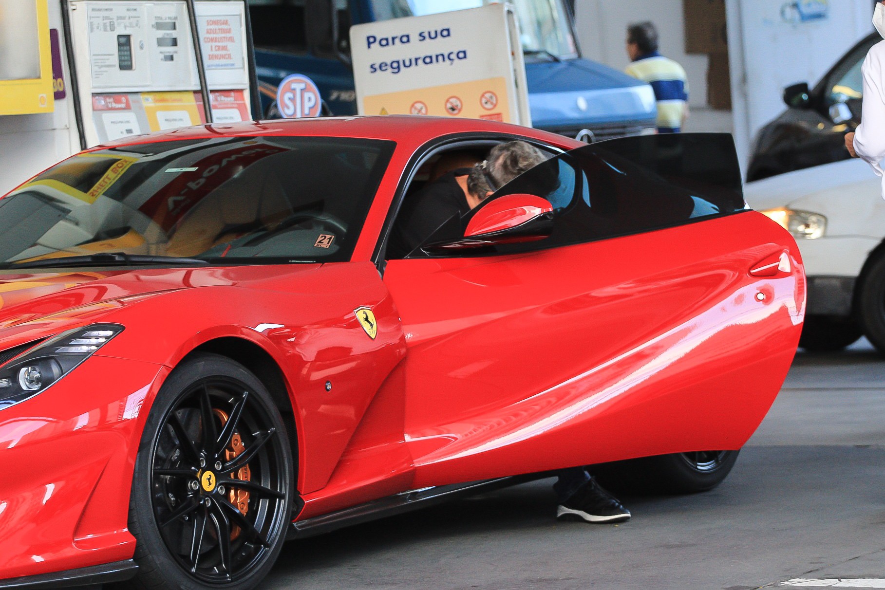 Boninho abastece sua Ferrari (Foto: AgNews/Fabricio Silva)