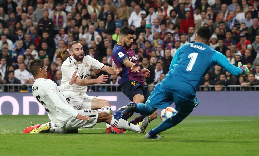Lance do gol contra de Varane no clássico entre Real Madrid e Barcelona — Foto: REUTERS/Susana Vera